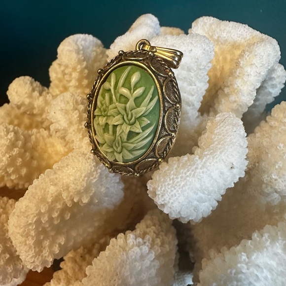 Vintage Vanda U.S.A. Carved Celluloid Perfume / Fragrance Locket Pendant - Picture 2 of 8